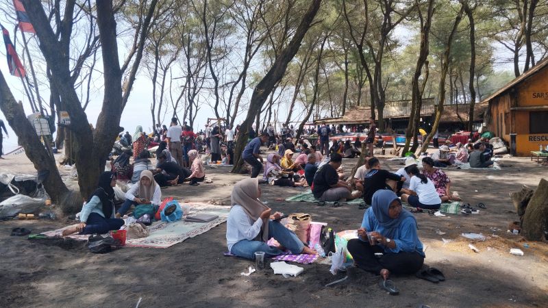 LIBUR AKHIR TAHUN: Wisatawan saat memadati kawasan Pantai Baru, Bantul pada momentum libur Nataru Kamis (1/1).