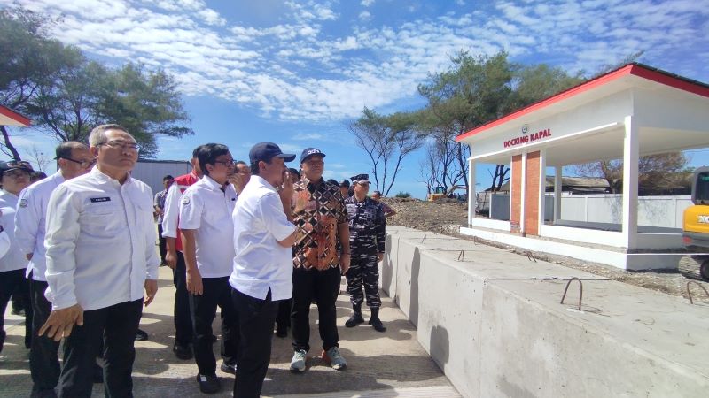 TURUN LAPANGAN: Menteri Keluatan dan Perikanan Sakti Wahyu Trenggono sedang meninjau KNMP Poncosari Jumat (2/1).