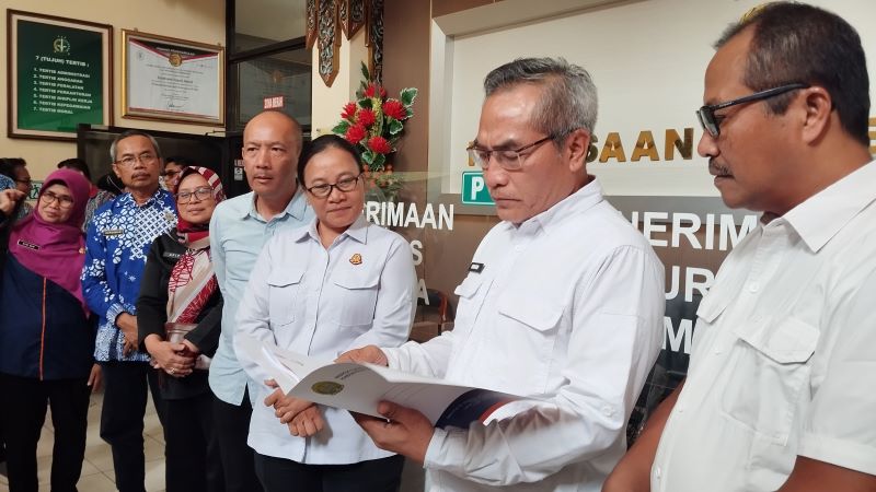PENYERAHAN: Bupati Bantul Abdul Halim Muslih sedang menyerahkan hasil audit investigasi inspektorat Pemkab Bantul di Kejari Bantul Jumat (2/1).