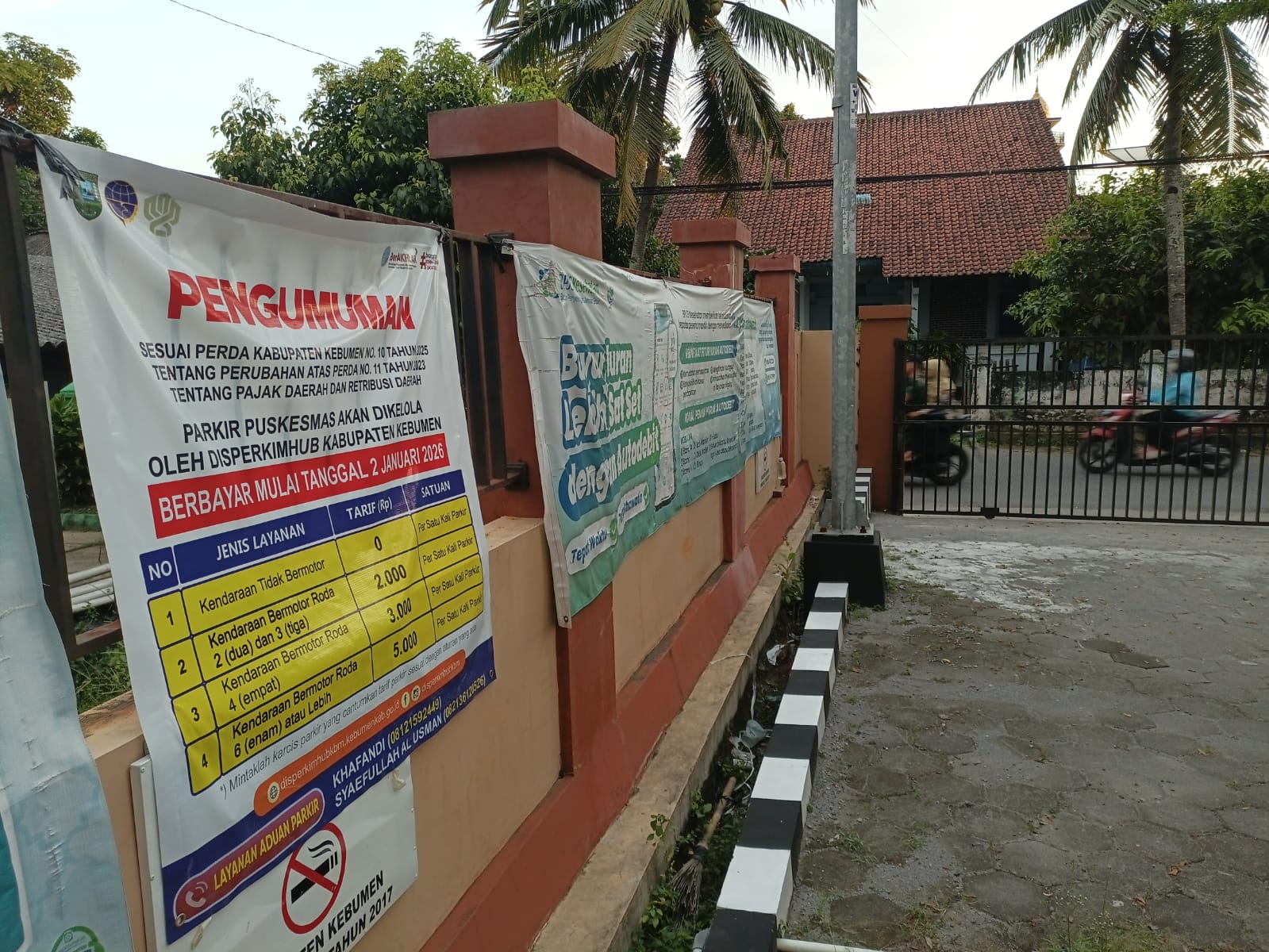 Papan pengumuman tentang pemberlakuan tarif parkir telah terpasang di Puskesmas Pejagoan, Jumat (2/1). (M Hafied/Radar Jogja)  &nbsp;