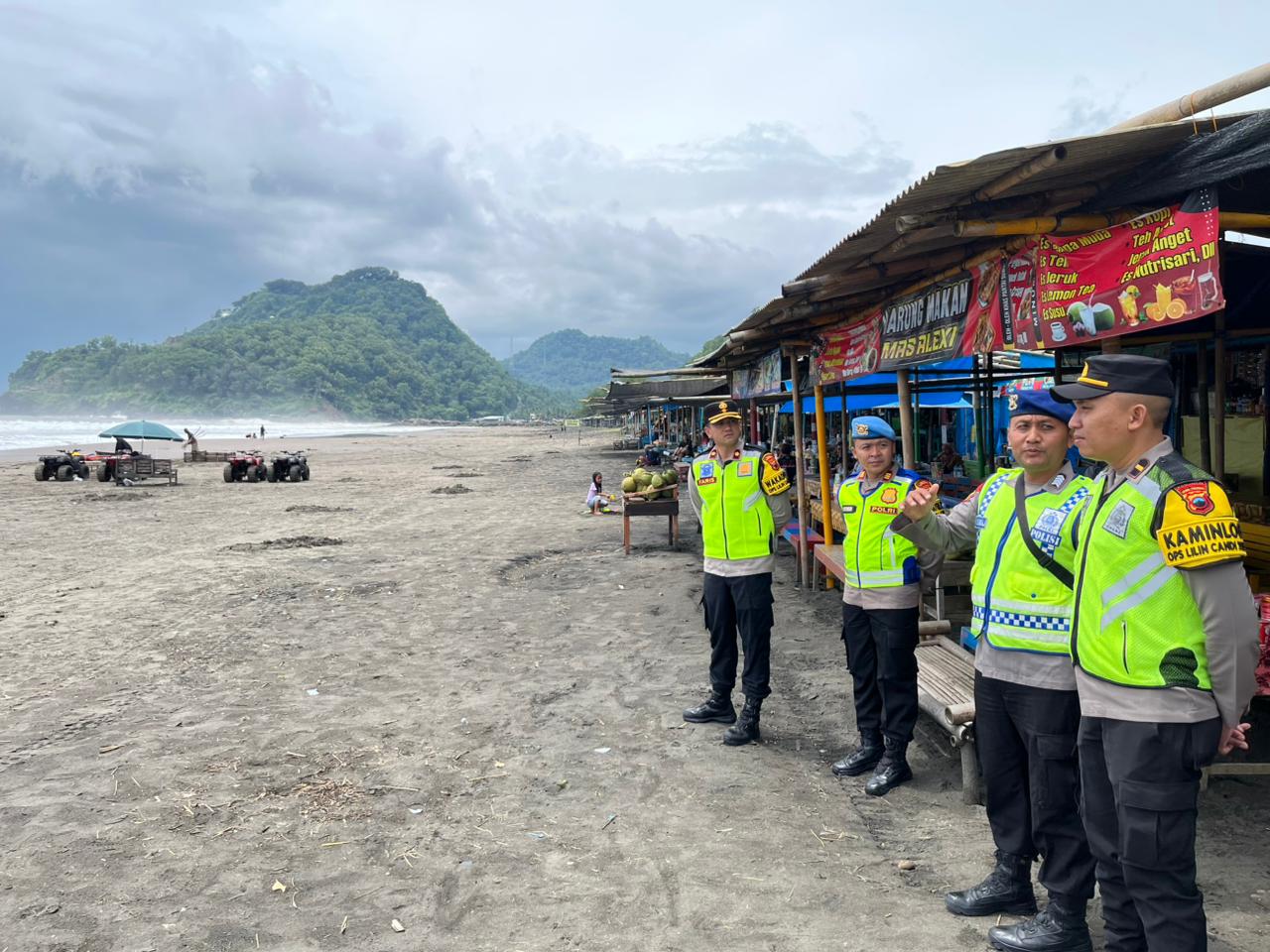 Personel gabungan melakukan patroli intensif di kawasan pantai seiring terjadinya lonjakan wisatawan pada momentum libur panjang natal dan tahun baru. (Dokumentasi Polres Kebumen)  &nbsp;