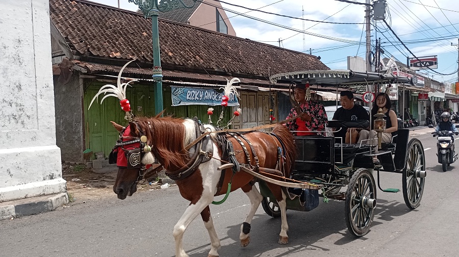 BERKAH:&nbsp;Kusir andong yang beroperas saat mengoperasikan kudanya di kawasan Keraton Yogyakarta&nbsp;Jumar&nbsp;(2/1/2026).