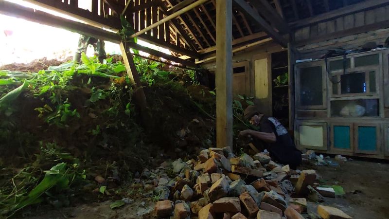 Kondisi rumah Sandi yang diterjang material longsor, akibat hujan seharian Kamis (1/1/2026).