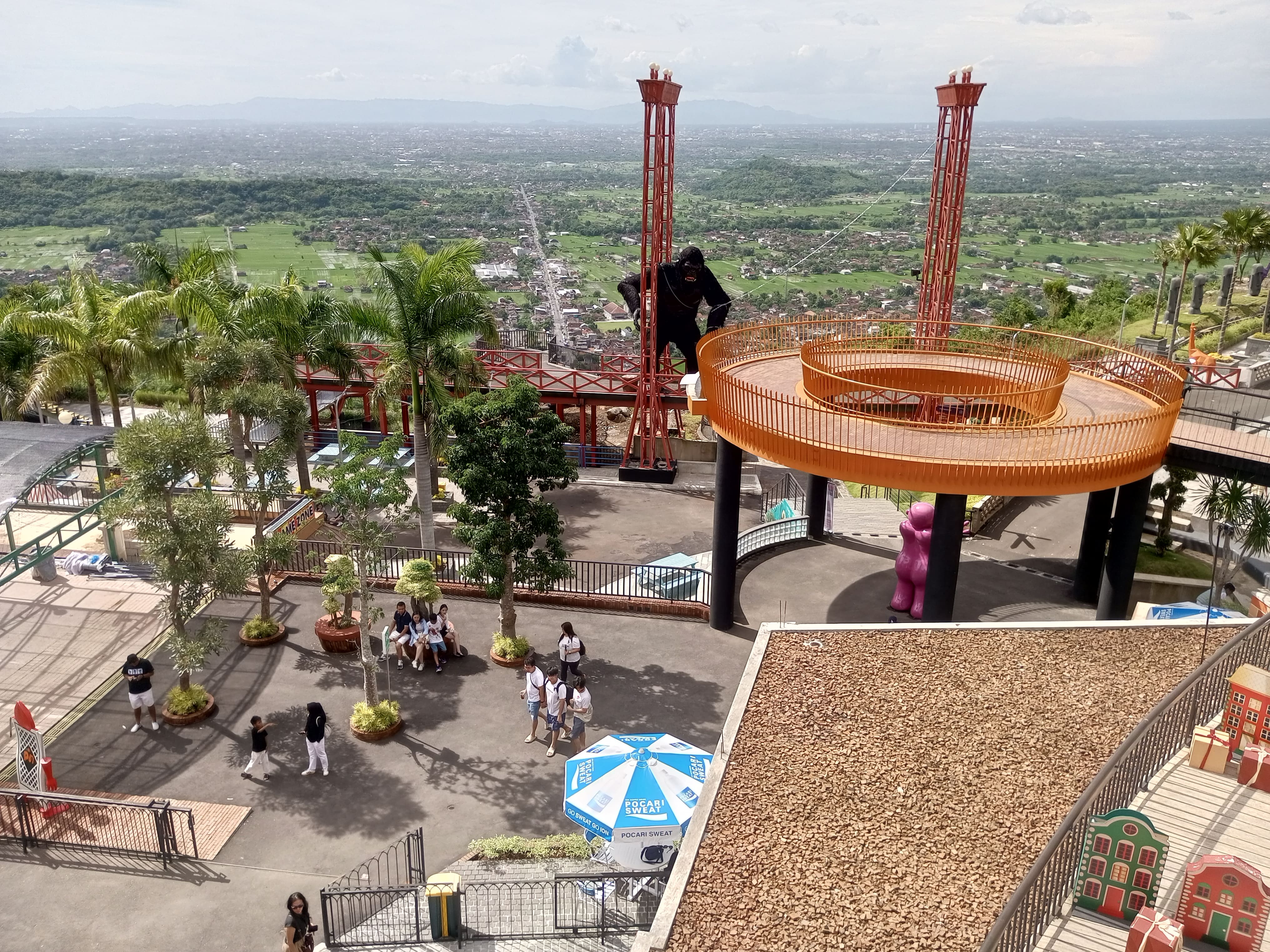 Wisatawan sedang berfoto di kawasan destinasi wisata buatan Pictniq pada Jumat (2/1).