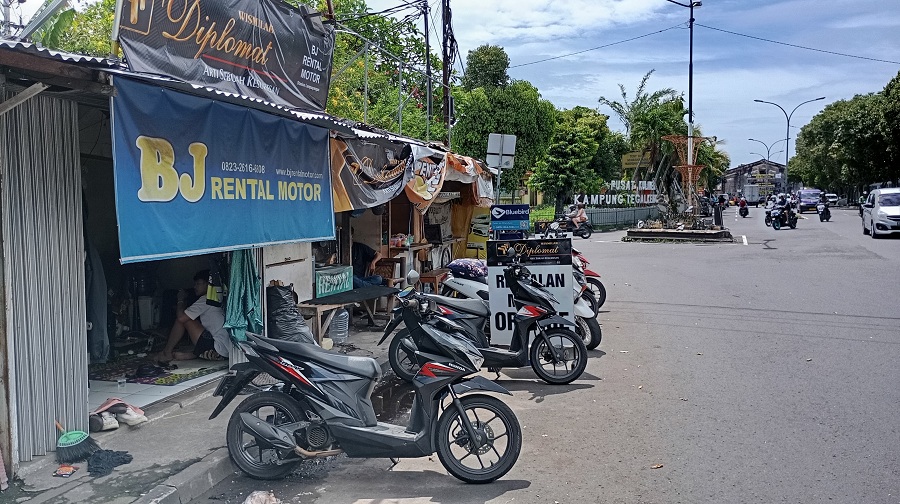 MASIH BERDERET :&nbsp;Beberapa sepeda motor sewaan di kawasan Stasiun Lempuyangan yang belum mendapatkan pelanggan pada Jumat (2/1/2026).