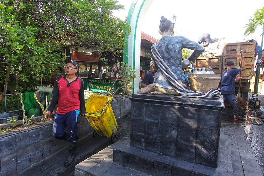 Petugas DLH Kota Jogja mengambil sampah di area Pasar Ngasem, Kota Jogja, Jumat (2/1/2026).