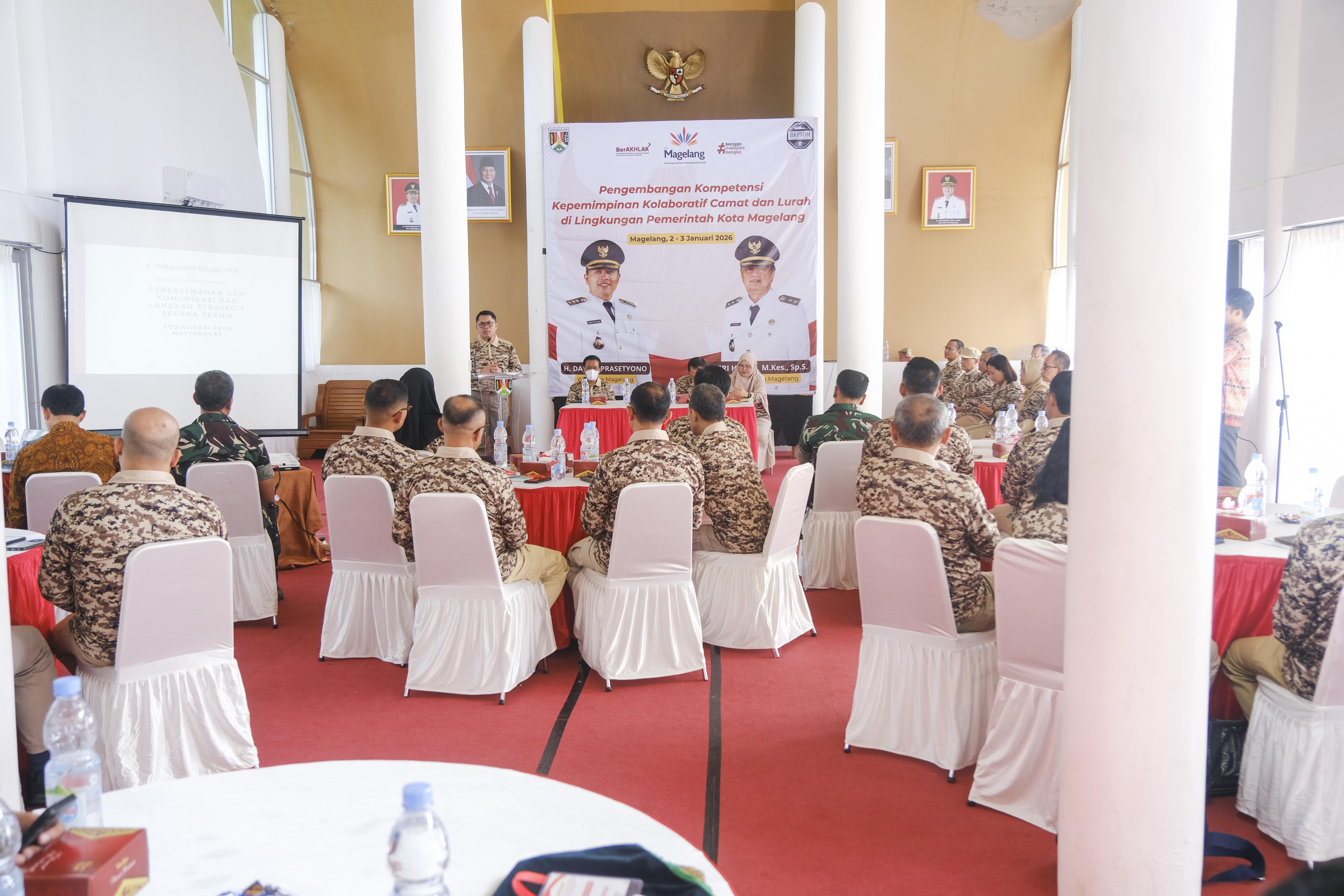 Wali Kota Magelang saat menyampaikan arahan kepada camat dan lurah se-Kota Magelang di kawasan Taman Kyai Langgeng, Jumat (2/1).  &nbsp;
