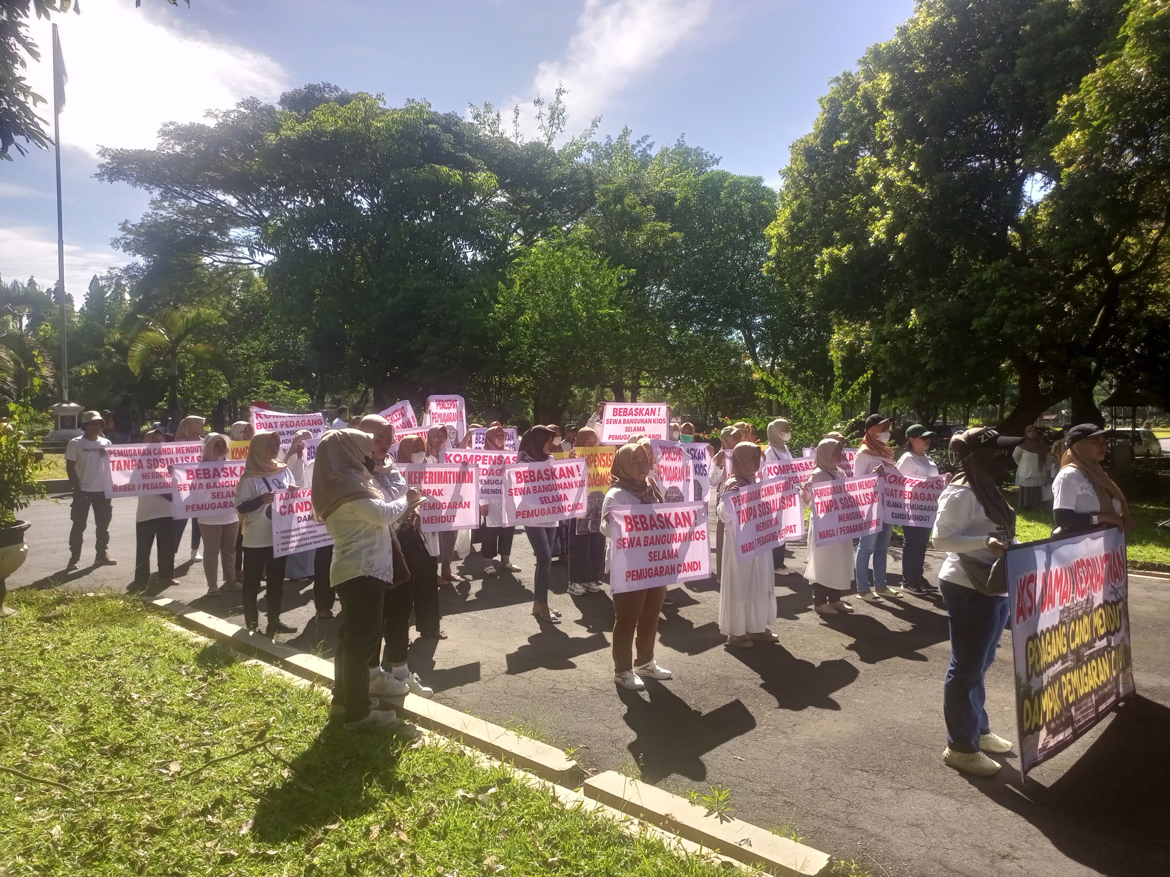 Para pedagang di Candi Mendut mendatangi gedung DPRD Kabupaten Magelang, Jumat (2/1).