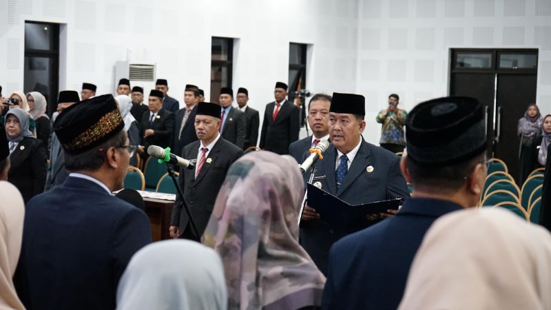 PENGAMBILAN SUMPAH: Bupati Kulon Progo Agung Setyawan saat melantik pejabat di Aula Adikarta, Kompleks Pemkab Kulon Progo Jumat (2/1).
