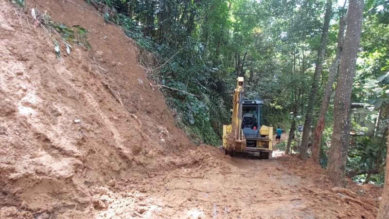 AKSES TERTUTUP: Alat berat dikerahkan untuk mengangkat material longsor.