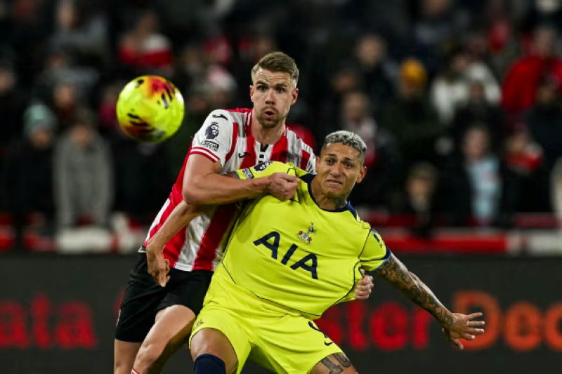 Salah satu momen dalam hasil imbang Brentford kontra Tottenham Hotspur