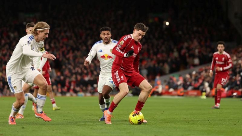 Gelandang Liverpool, Florian Wirtz coba menguasai bola dari hadangan pemain Leeds United