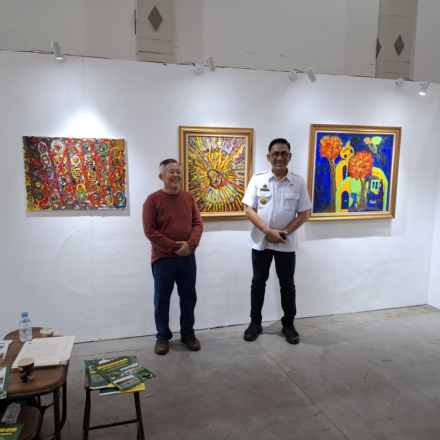MOMEN HANGAT: Wakil Wali Kota Yogyakarta, Wawan Harmawan SE MM saat berbincang akrab dengan maestro Sam Sianata di depan karya Trinity Art dalam penutupan Jogja International Art Fair 2025 di JEC.