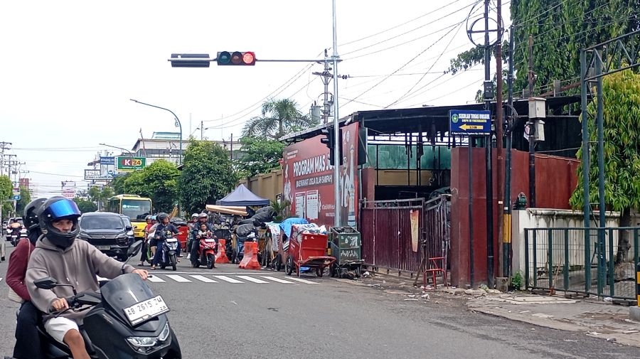 BAU : Situasi saat sejumlah pengendara motor berhenti di Simpang Mantrigawen, Minggu (4/2/2025). Simpang tersebut berada di depan Depo THR.