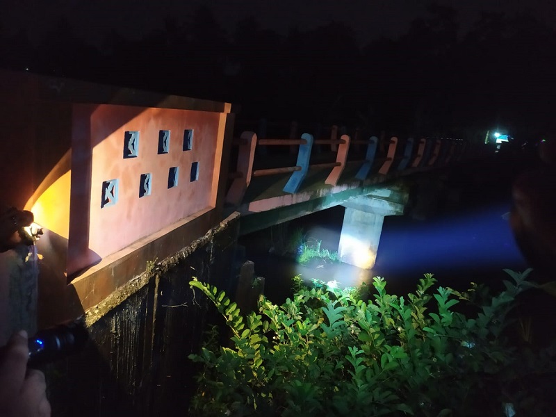 OLAH TKP: Petugas dari Polres Kebumen melakukan olah tempat kejadian perkara di lokasi tenggelamnya pelajar di Sungai Gentan.