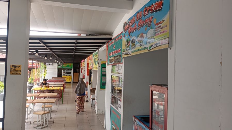 SEPI:&nbsp;Kios-kios pujasera di lantai Pasar Sentul yang ditinggalkan para pedagang. Pada Minggu (4/1/2025) dari total 30 kios hanya tiga yang buka.