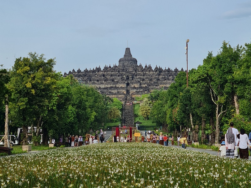 RAMAI: Pengunjung saat menikmati kawasan Taman Wisata Borobudur.