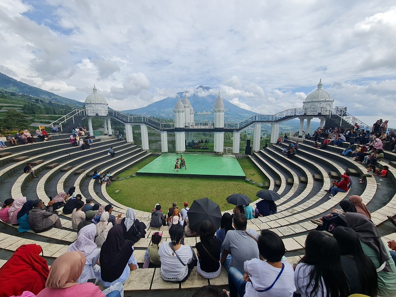 OBWIS FAVORIT: Pengunjung memadati kawasan Negeri Kahyangan Minggu (4/1).