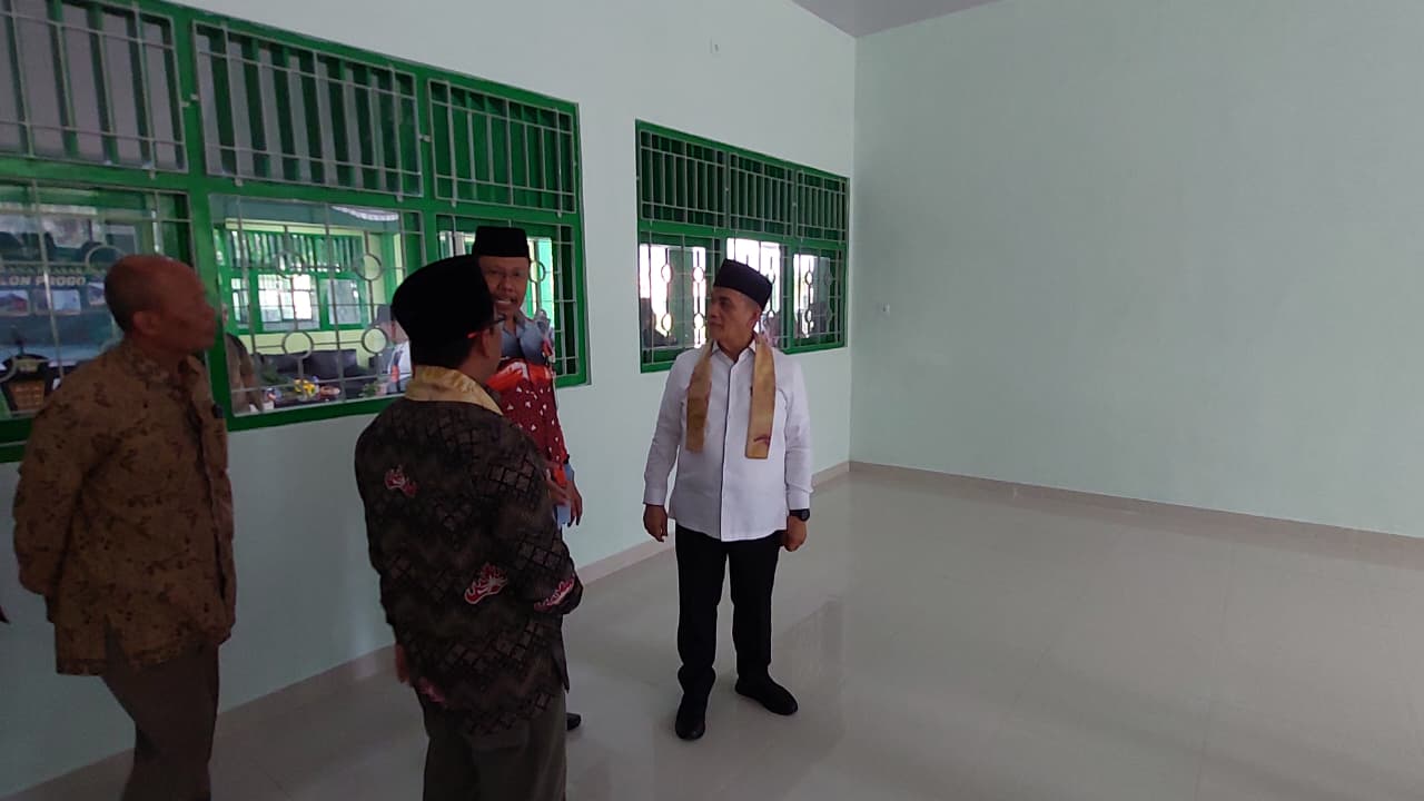 PENINJAUAN: Wamenag melihat kondisi bangunan yang telah menerima rehabilitasi.