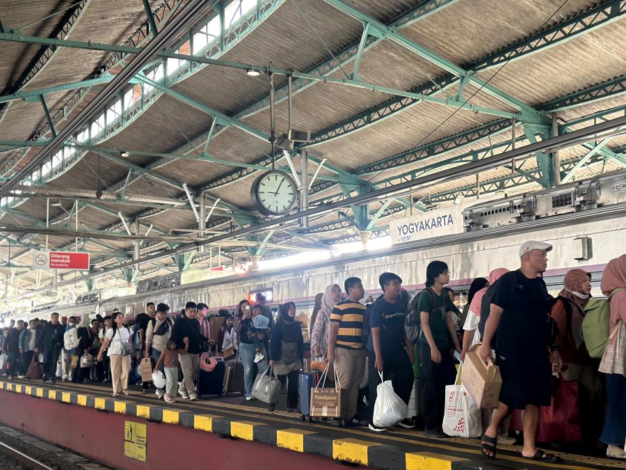 Kepadatan penumpang di Stasiun Yogyakarta.