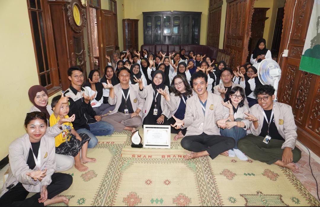 PEMAPARAN: Ketua Ketua kelompok Aksinara Candra Audia Nugraha sedang memaparkan materi tentang branding media sosial di rumah Dukuh Biro, Kalurahan Seloharjo, Kapanewon