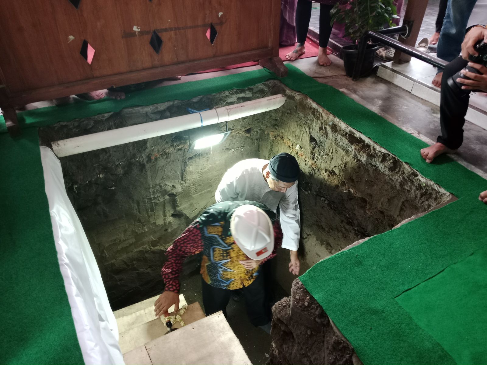 SIMBOLIS: Peletakan batu pertama untuk renovasi Masjid Waringinsari di Condongcatur, Depok, Sleman Minggu (4/1).