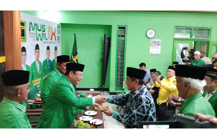 MANTAN CAGUB DIY: Alfian Darmawan (kanan, Red) menerima potongan tumpeng HUT ke-53 PPP dari Ketua Umum PPP Muhammad Mardiono kemarin (4/1).