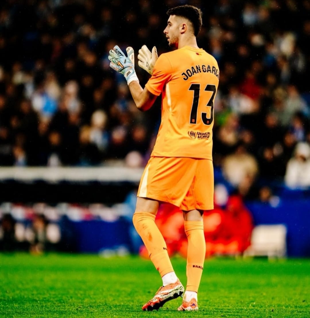 Kiper Barcelona, Joan Garcia tampil memukau dalam kemenangan di derbi Catalan melawan Espanyol