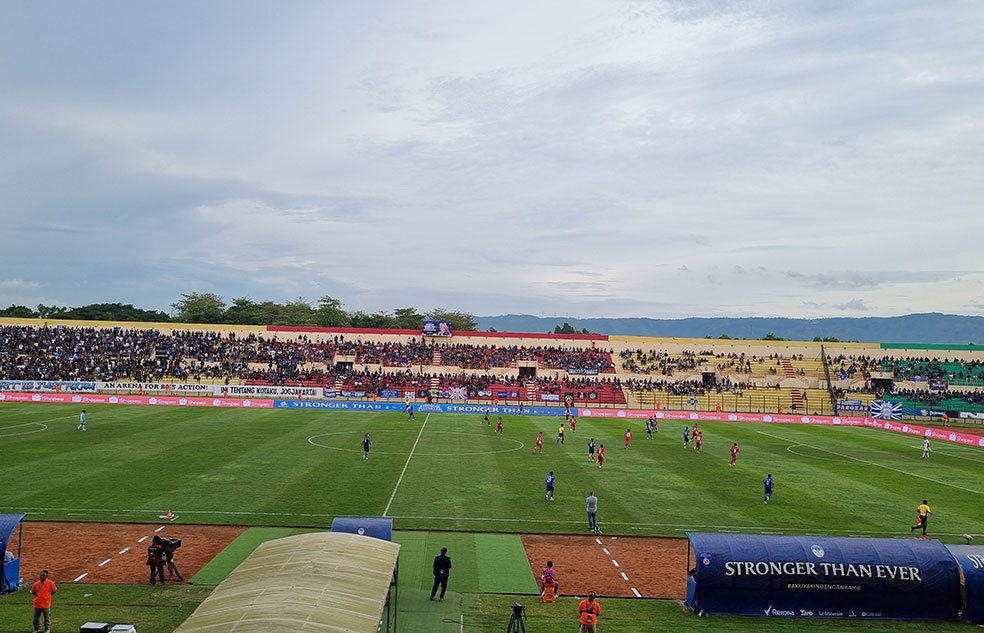 Pertandingan antara PSIM Jogja melawan Semen Padang di SSA BAntul, Minggu (4/1).