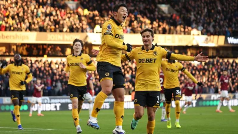 Selebrasi pemain Wolves saat rayakan gol Hwang Hee Chan dalam kemenangan atas West Ham