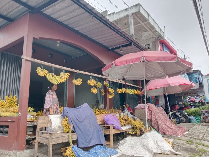 Pedagang pisang di Pasar Pakem yang memilih berjualan di area luar.