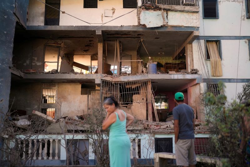 Kompleks apartemen yang rusak setelah terkena serangan saat operasi militer Amerika Serikat di Catia La Mar, Venezuela, Minggu, 4 Januari 2026.