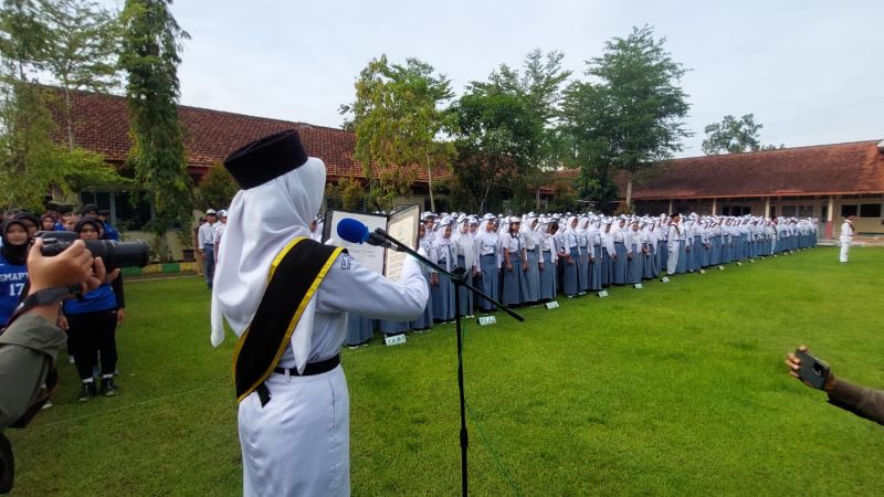 MENGUCAP: Ratusan siswa SMAN 1 Pengasih berikrar deklarasi anti Judol dan Radikalisme.&nbsp;
