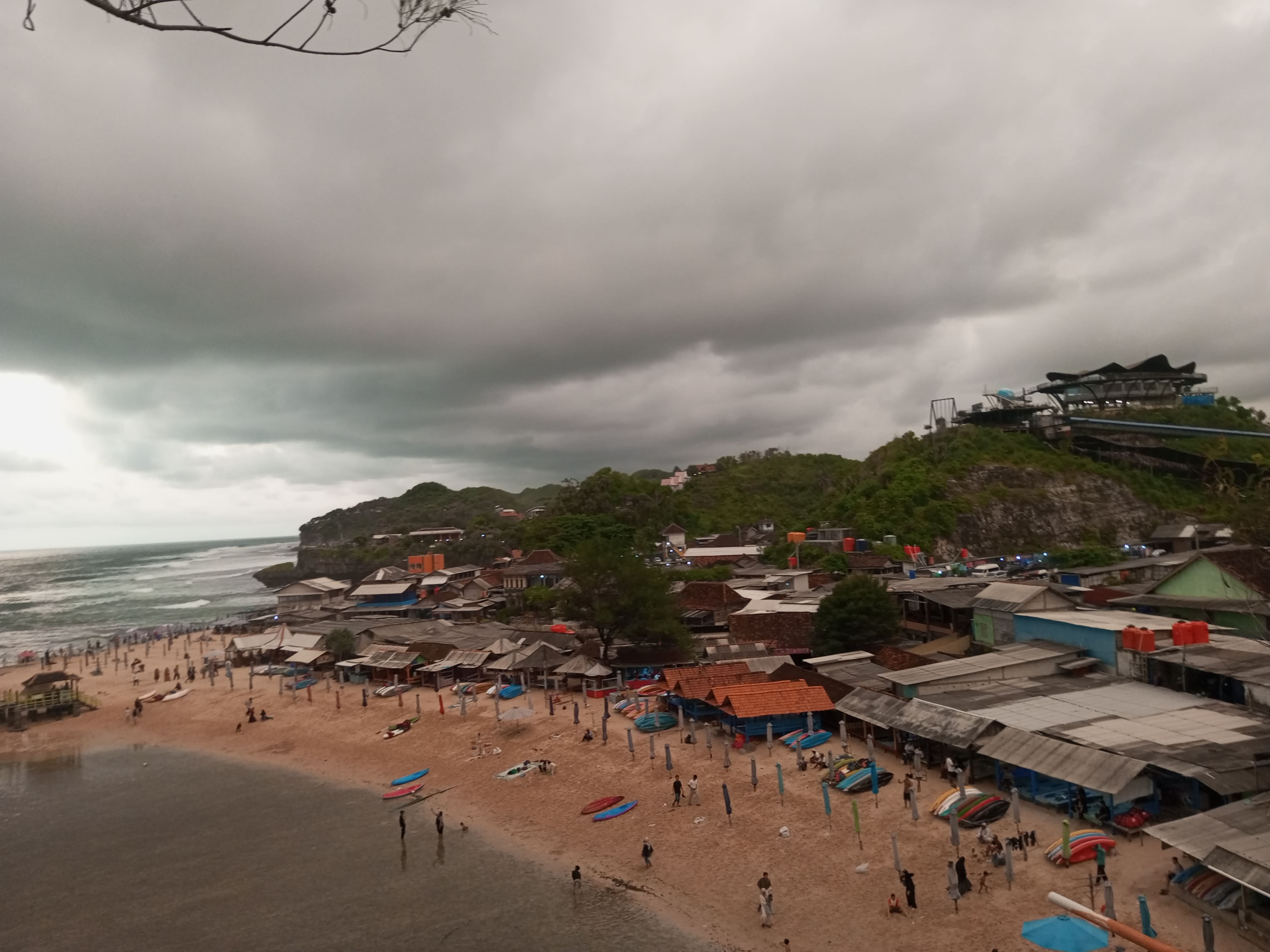 Pantai Drini menjadi rujukan pertama kunjungan wisatawan selama libur Nataru.