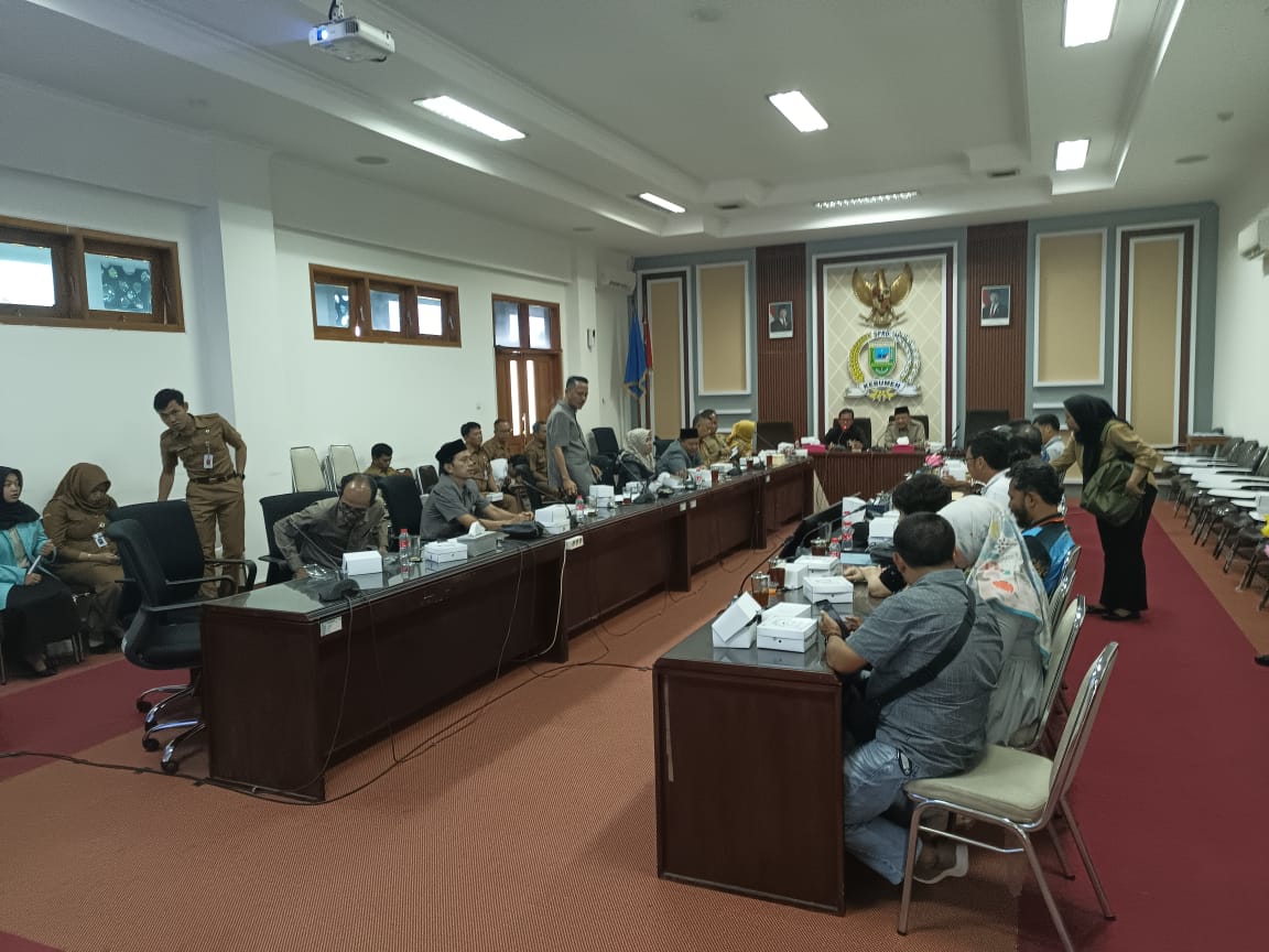 Pedagang Pasar Wonokriyo Gombong audiensi ke gedung DPRD Kebumen, Senin (5/1). Mereka menyuarakan aspirasi karena keberatan dengan besaran retribusi pasar yang dinilai terlalu tinggi. (M Hafied/Radar