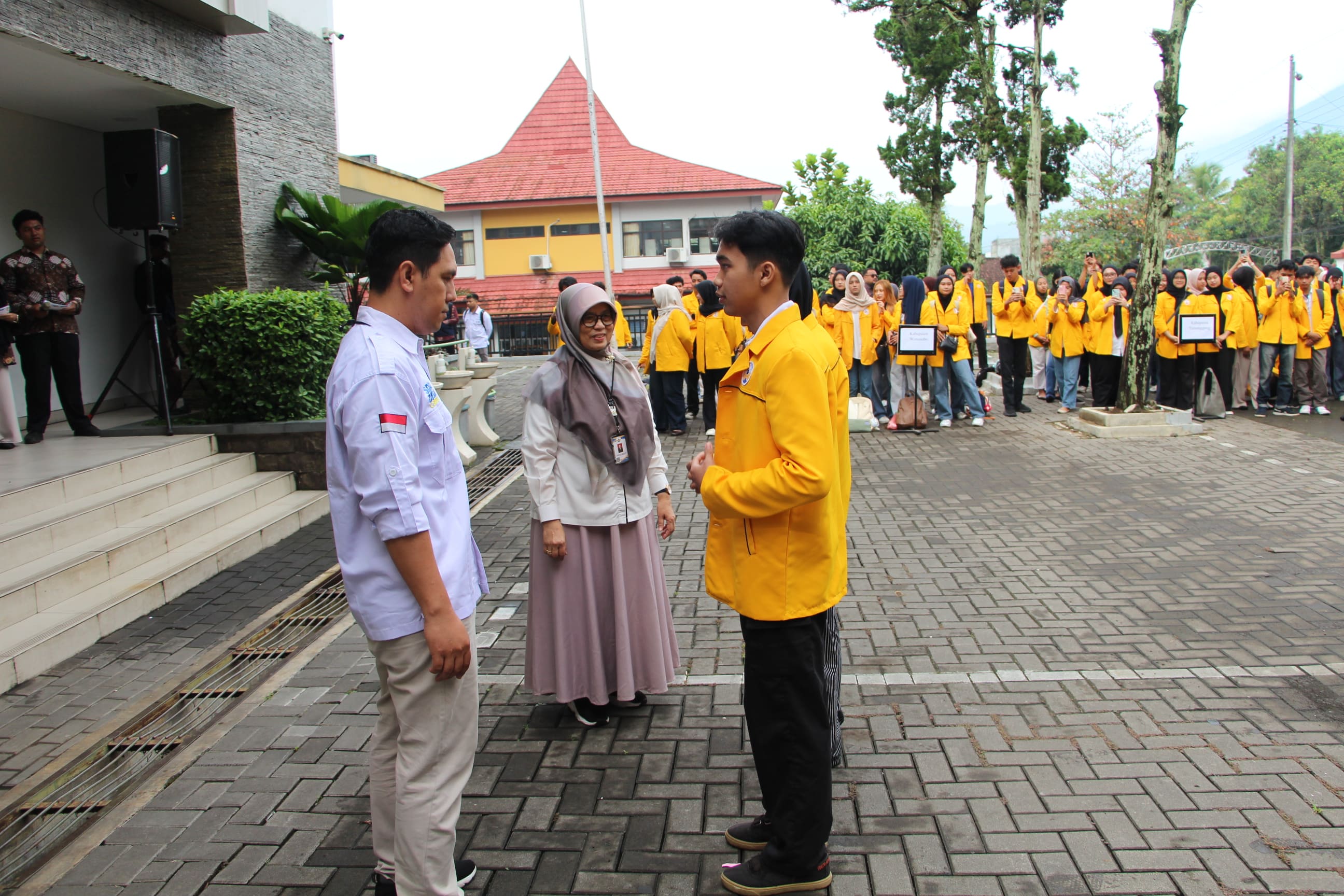 Pelepasan mahasiswa peserta KKN periode Januari&ndash;Februari 2026 di halaman GKU dr HR Suparsono, Senin (5/1).  &nbsp;