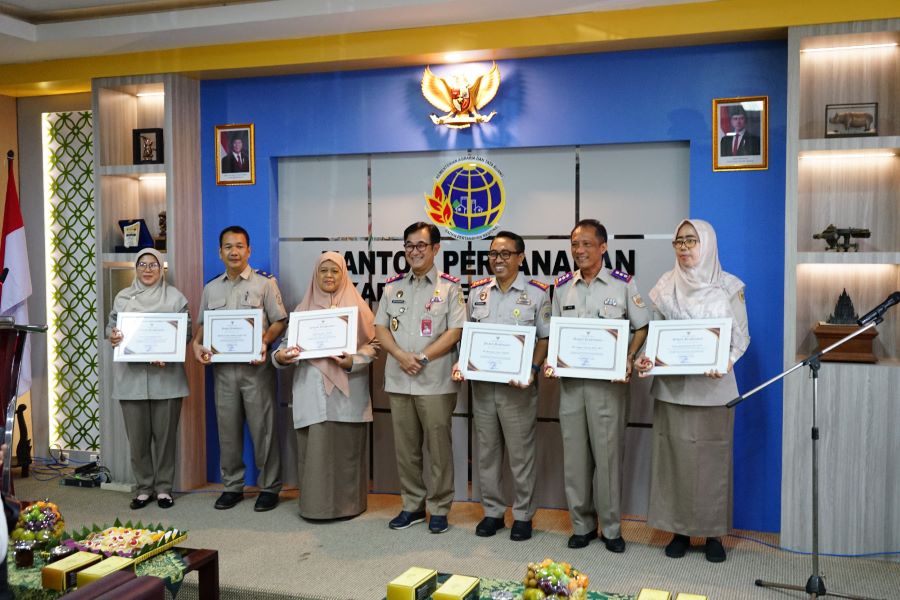 SELESAIKAN SERTIFIKASI TERBANYAK: Kepala Kantor Pertanahan BPN Kabupaten Sleman Imam Nawawi saat menerima piagam penghargaan sebagai apresiasi penyelesaian target sertifikasi BMN terbanyak tahun 2025