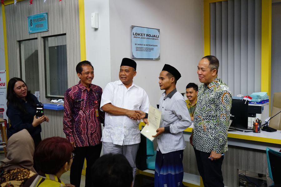 LAYANAN ROJALI: Kepala Kantor Pertanahan BPN Kabupaten Sleman Imam Nawawi mendampingi Bupati Sleman Harda Kiswaya dalam momen peluncuran layanan Lahan Ekonik dan layanan Rojali