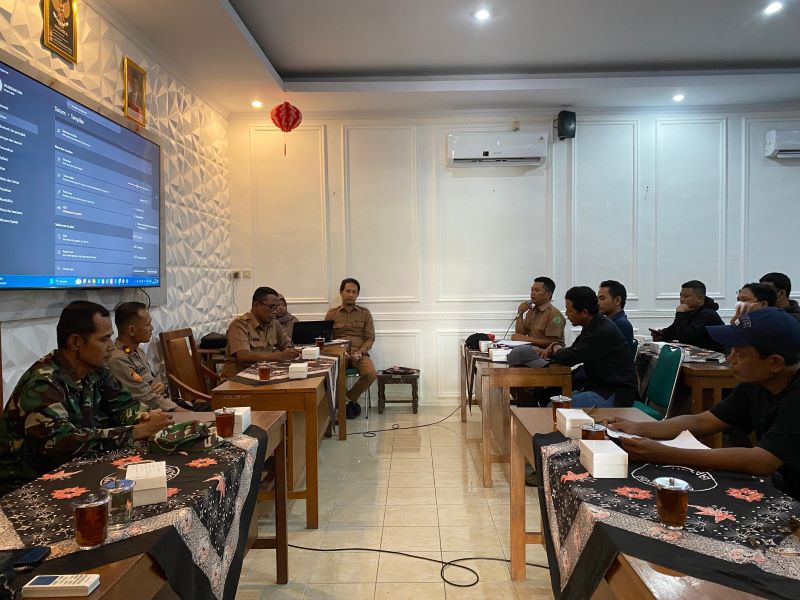 Audiensi warga Kalurahan Wukirsari saat mempertanyakan anggaran Lumbung Mataraman yang dinilai tidak sesuai, di Kalurahan Wukirsari Senin (5/1)