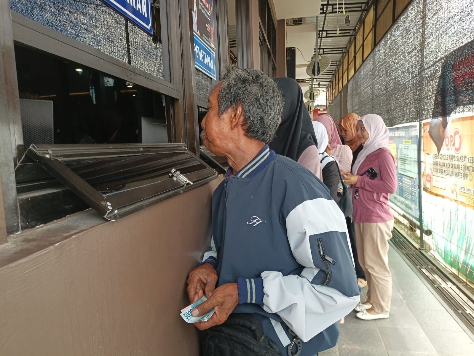 Warga mengakses layanan pajak kendaraan bermotor di Kantor Samsat Kebumen setelah libur panjang Natal dan Tahun Baru (Nataru). (M Hafied/Radar Jogja)