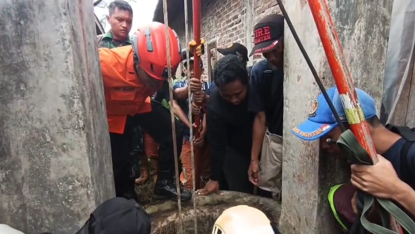 Tim gabungan mengevakuasi balita yang tercebur sumur di Grabag, Senin (5/1).