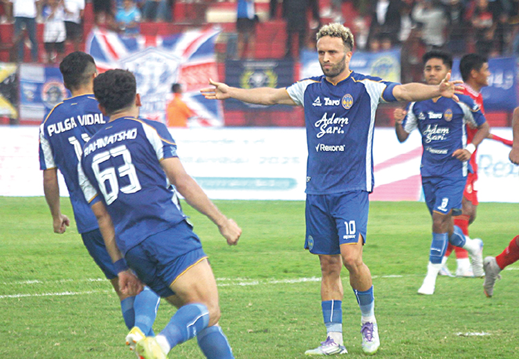 PAPAN TENGAH: Pemain asing PSIM Jogja Ze Valente selebrasi usai menciptakan gol lewat tendangan penalti dalam pertandingan melawan Semen Padang FC pada pekan ke-16 BRI Super League 2025/2026 di SSA