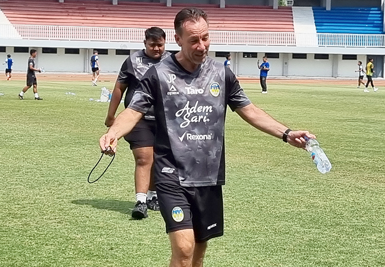 Pelatih PSIM Jogja Jean Paul Van Gastel menyoroti tembakan pemainnya yang masih banyak tidak akurat.