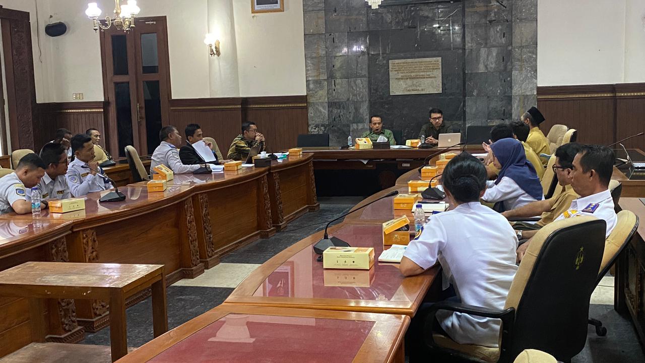 Audiensi petugas Jogomargo yang mengeluhkan terkait kejelasan status kepegawaian kepada OPD terkait dan anggota dewan di Gedung DPRD DIY, Senin (5/1/2026).