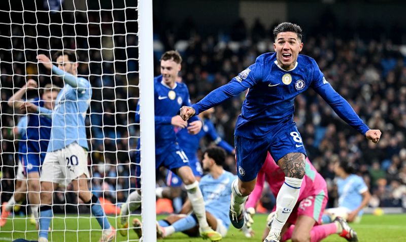 Selebrasi Enzo Fernandez setelah mencetak gol penyeimbang Chelsea saat menantang Manchester City di Etihad