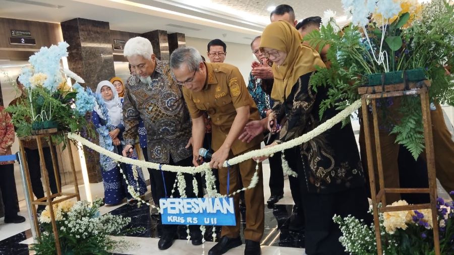 PERESMIAN: Bupati Bantul Abdul Halim Muslih meresmikan pembukaan layanan KRIS di Rumah Sakit UII Senin (5/1)