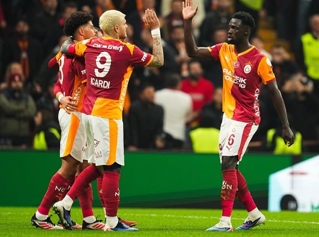 Selebrasi para pemain Galatasaray dalam kemenangan atas Kasimpasa