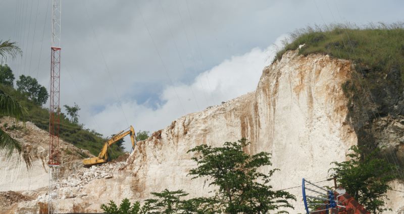 Alat berat yang mengeruk tebing di kawasan Gunungkidul.
