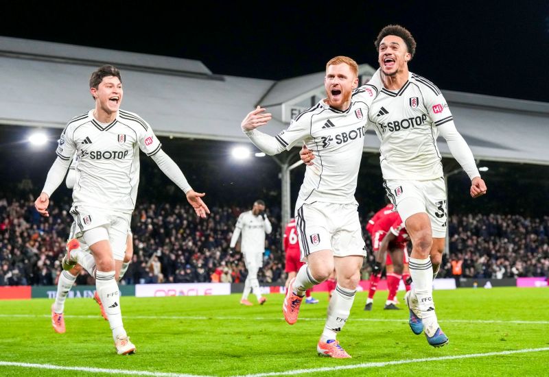 Selebrasi pemian Fulham setelah Harrison Reed mencetak gol penyeimbang dramatis untuk gagalkan kemenangan Liverpool