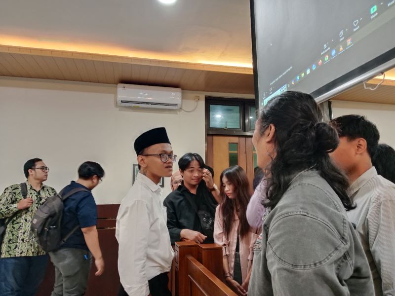 PROSES HUKUM: Terdakwa Perdana Arie Putra Veriasa usai menjalani sidang di Pengadilan Negeri (PN) Sleman Selasa (6/1).